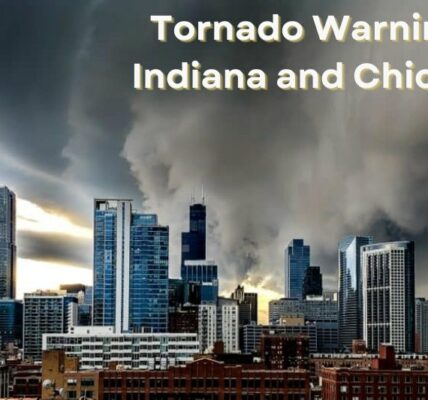 Dark-storm-clouds-over-Chicago-skyline-as-tornado-warnings-are-issued