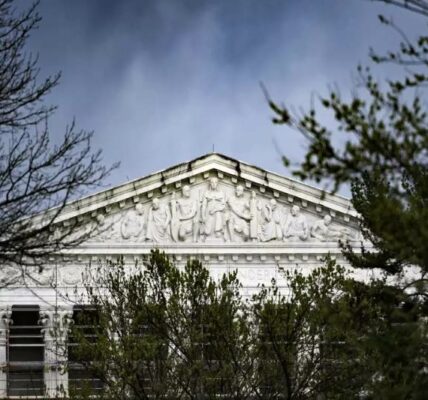 Exterior-view-of-the-U.S.-Supreme-Court-building-in-Washington-D.C