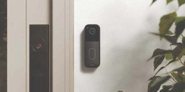 blink-video-doorbell-2nd-gen-mounted-outside-home-2