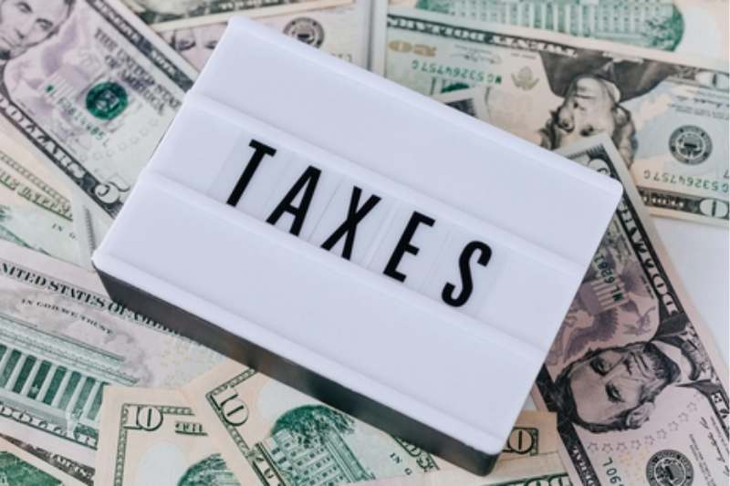 Taxpayer-checking-IRS-refund-status-online-–-3000-IRS-tax-refund-schedule-2025-1